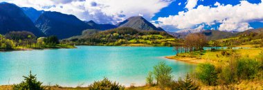 Güzel sonbahar yatay, turkuaz Gölü Lago di Castel San Vincenzo, Molise, İtalya.