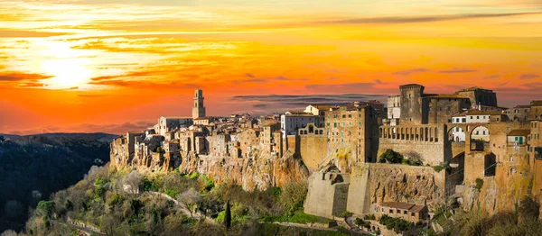 Medieval Pitigliano town over tuff rocks in province of Grosseto, Italy . — Foto de Stock