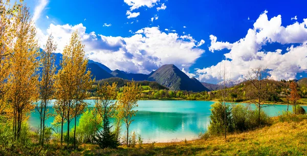 Bellissimo paesaggio autunnale con lago turchese Lago di Castel San Vincenzo, Molise, Italia . — Foto Stock