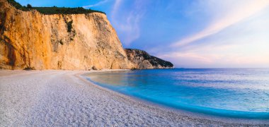 Sakin deniz sahne - günbatımı güzel Beach Lefkada Adası.