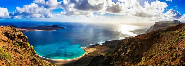 Prachtige vulkanische eiland Lanzarote - panoramisch uitzicht vanaf de Mirador del Rio, Canarische, Spanje. — Stockfoto