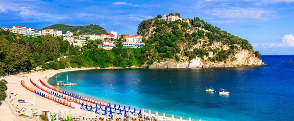 Griekse vakantie - zonnige kleurrijk Parga stadje met prachtige stranden. — Stockfoto