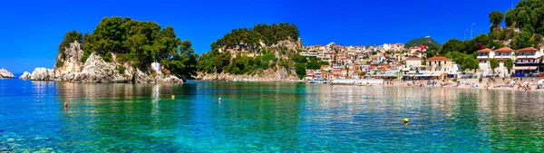 Vacaciones griegas - ciudad colorida soleada de Parga con mar de cristal increíble . — Foto de Stock