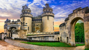 Ünlü Fransız kaleler - etkileyici Ortaçağ Pierrefonds chateau.