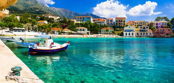 Färgglada Grekland serien - traditionell fiskeby Assos i Kefalonia island, — Stockfoto