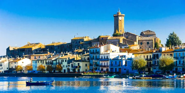 Doğal göl Bolsena (lago di Bolsena) manzaralı Marta Ortaçağ balıkçı köyü, Viterbo bölge, Lazio, İtalya. — Stok fotoğraf