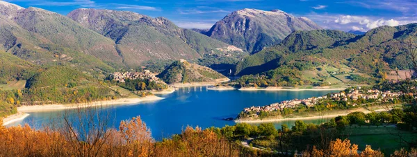 Panoramisch uitzicht prachtige lake Turano en village Colle di Tora, Lazio, Italië. — Stockfoto