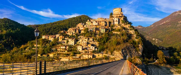 Utazás, Olaszországban - gyönyörű középkori falu Castel di Tora, Rieti, Lazio közelében. — Stock Fotó