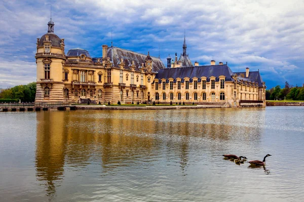 Romantik güzel Kalesi Chateau de Chantilly. Royal residence. — Stok fotoğraf