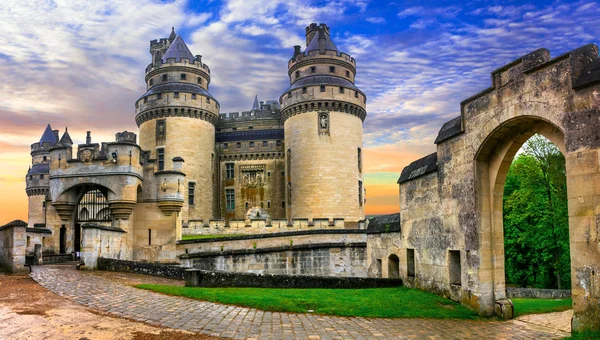 Híres francia kastélyok - lenyűgöző középkori Pierrefonds chateau. — Stock Fotó
