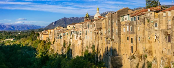 Сант'Агата de Goti-вражаючий середньовічне місто на скелі. Італія. — стокове фото