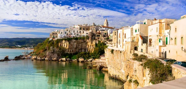 Italské prázdniny v Apulii - malebné město Vieste. — Stock fotografie