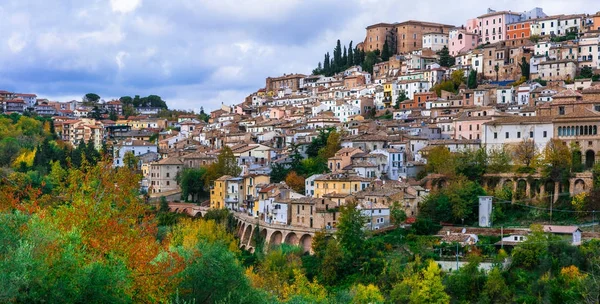 Nejkrásnějších tradičních vesnic (borgo) z Itálie - Loreto Aprutino, Abruzzo. — Stock fotografie