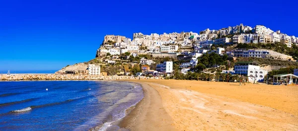 Vacaciones italianas - pintoresco Peschici con amplia playa de arena en Puglia . — Foto de Stock