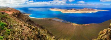 Volkanik Lanzarote - panoramik Mirador del Rio toplayan.