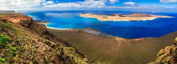 Paisaje de Lanzarote volcánica - vista panorámica desde el Mirador del Río . —  Fotos de Stock