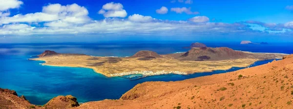 Scenery vulkaniska Lanzarote - panoramautsikt från Mirador del Rio. — Stockfoto