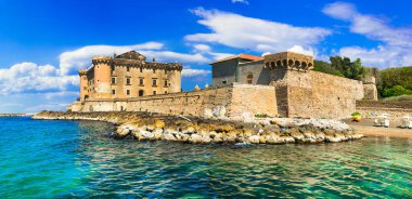 Deniz - Ladispoli Ortaçağ etkileyici kale kalede. Lazio, İtalya.