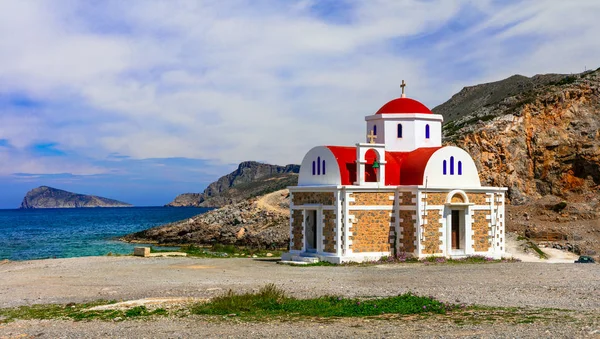 Yunanistan - doğa ve gelenekleri. Crete Adası Deniz kenarında küçük kilise.