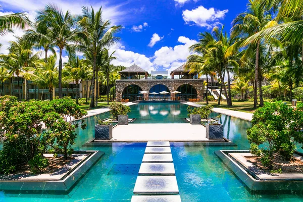 Tropická dovolená. Luxusní resort s nádherný bazén. Ostrov Mauritius. — Stock fotografie
