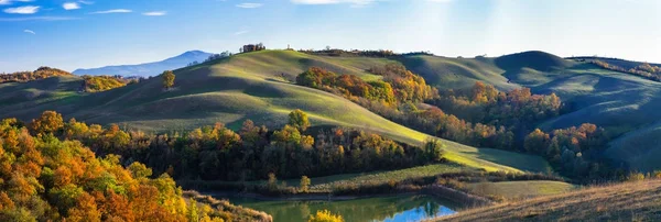 Idylické venkovské krajiny a zvlněné kopce Toskánska na podzim. Itálie. — Stock fotografie