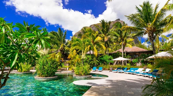 Vacaciones tropicales de lujo. Piscina y relajante territorio balneario, Isla Mauricio . — Foto de Stock
