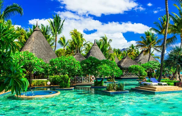 Vacaciones tropicales exóticas. Spa de lujo con piscina en Isla Mauricio . — Foto de Stock