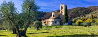 Abbey Sant'Antimo zeytin ağaçları arasında Toskana kalbinde
