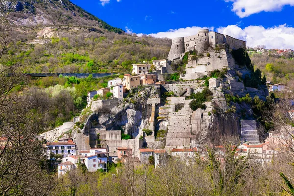 Bela aldeia Cerro al Volturno, vista com casas tradicionais e castelo, Molise, Itália . — Fotografia de Stock