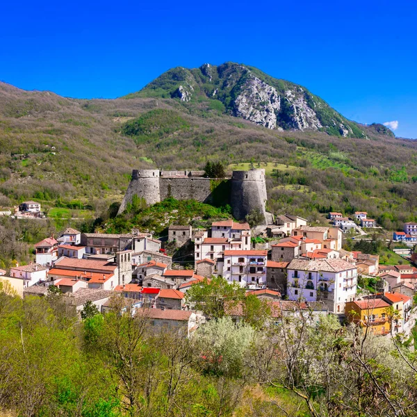 Cerro al volturno dorf (borgo) mit imposanter burg. molise, italien. — Stockfoto