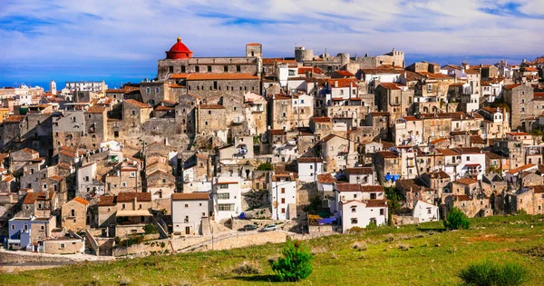 Auténtico pueblo de Vico del Gargano, casas tradicionales en Puglia, Italia . —  Fotos de Stock