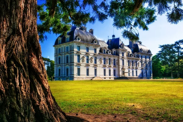 Schlösser des Loire-Tals - elegantes Cheverny mit schönem Park. — Stockfoto