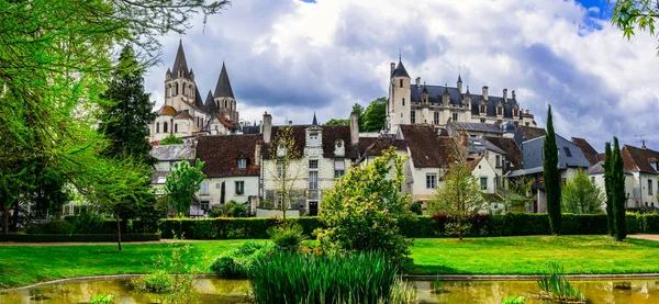 Знаменитые замки долины Луары - королевская резиденция Loches. Франция — стоковое фото