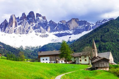 Imressive Dolomites dağlar ve geleneksel köyler. Kuzey İtalya.