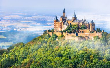 Almanya - etkileyici Hohenzollern, kale manzaralı Ortaçağ kaleleri.
