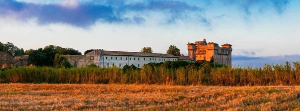 Średniowieczne zamki, Włochy - Castello di Santa Severa na plaży, Lazio. — Zdjęcie stockowe