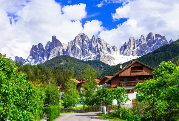 Paisaje alpino: montañas de Dolomitas y pueblos tradicionales. Val di Funes, Italia . —  Fotos de Stock