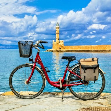 kırmızı bisiklet eski şehrin Chania Crete Adası. Yunanistan