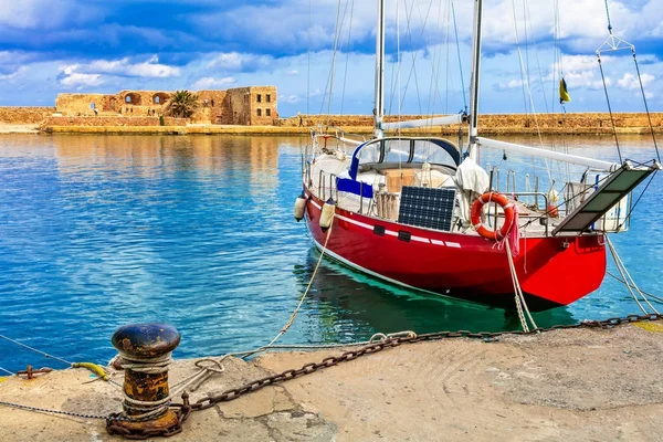 Barca a vela rossa nel centro storico di Chania, Crete islad, Grecia — Foto Stock