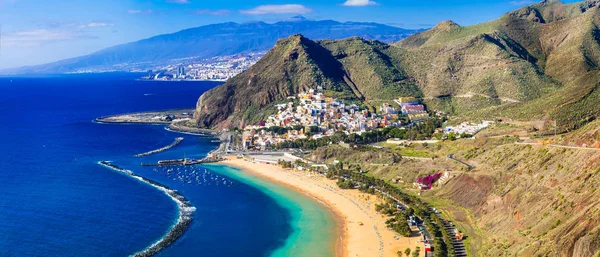 Praias de Tenerife- Las Teresitas com pitoresca vila de San Andres, Espanha . — Fotografia de Stock