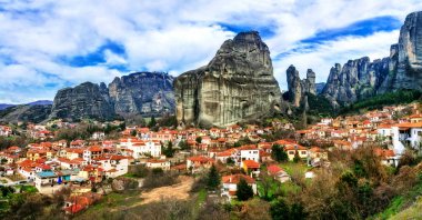 Yunanistan - yerlerinden benzersiz Meteora kayalar. Görünüm Kalambaka Köyü.
