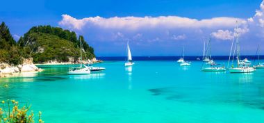 Güzel turkuaz defne Lakka Paxos yelkenli tekne ile içinde. Yunanistan.