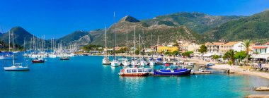 Ionian Islands, Yunanistan - güzel Lefkada, bağlantı noktası ve masmavi deniz görünümü.