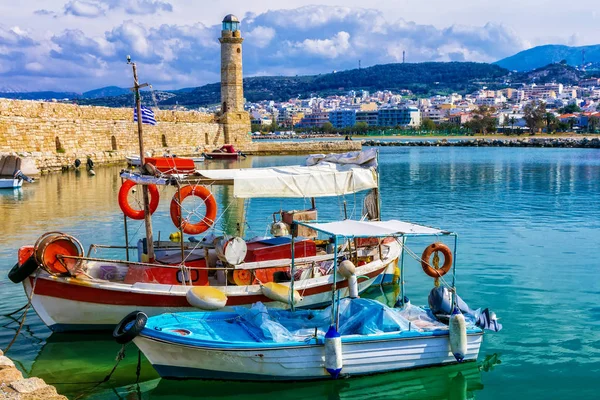 Malerische bunte Griechenland-Serie - Rethymno mit altem Leuchtturm — Stockfoto