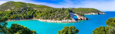 Puglia - doğal park Gargano güzel masmavi deniz, İtalya ile İtalyan tatilleri.
