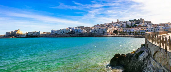 Belle ville côtière Vieste dans les Pouilles. Vacances d'été italiennes — Photo