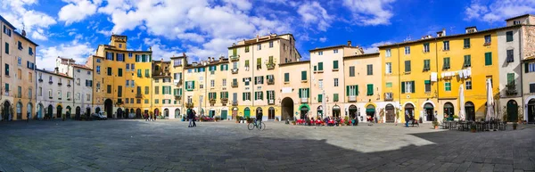 Praça bonita e colorida - Piazza dell Anfiteatro in Lucca. Toscana . — Fotografia de Stock