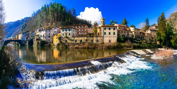 Tradycyjne wioski Toskanii - Bagni di Lucca, panoramiczny widok, Włochy. — Zdjęcie stockowe