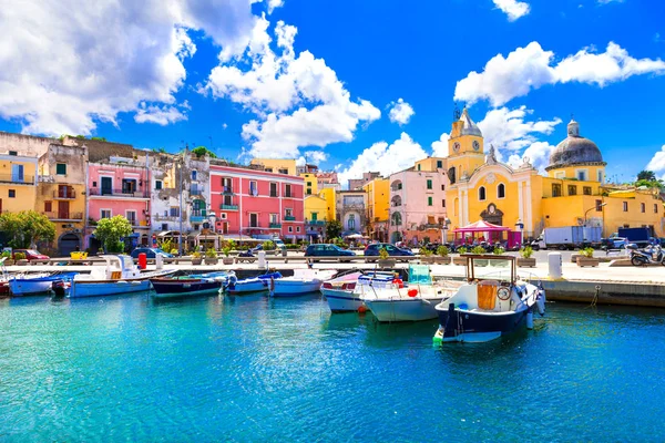 Красивый красочный остров Прочида. Кампания, Италия — стоковое фото