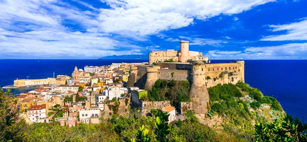 Vy över vackra kuststaden Gaeta med slottet Castello Aragonese. Lazio, Italien. — Stockfoto